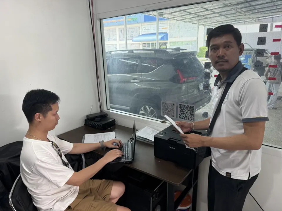 Команда Car Phuket Rental в офисе в Чалонге