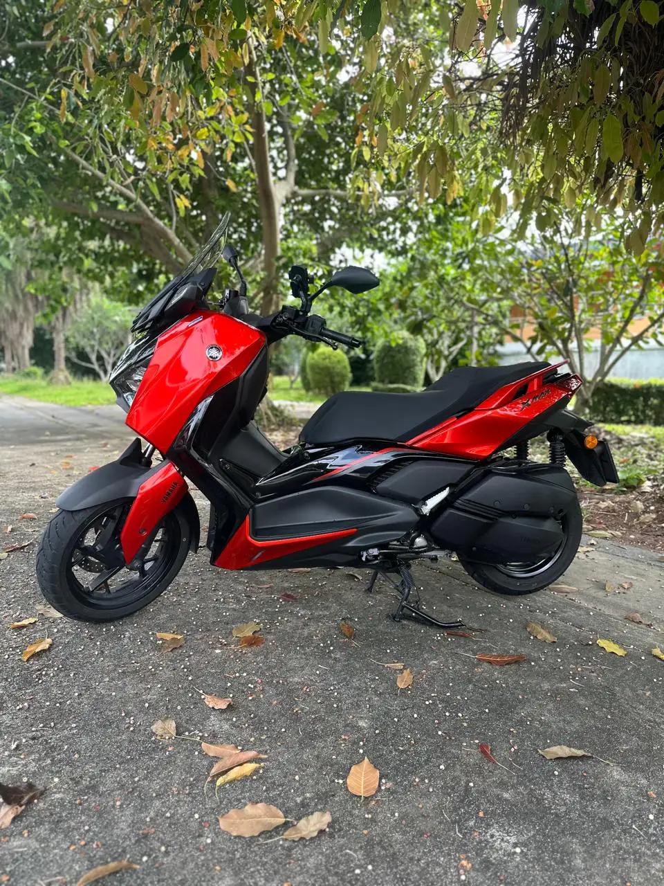 Yamaha XMAX · Red · Photo 1